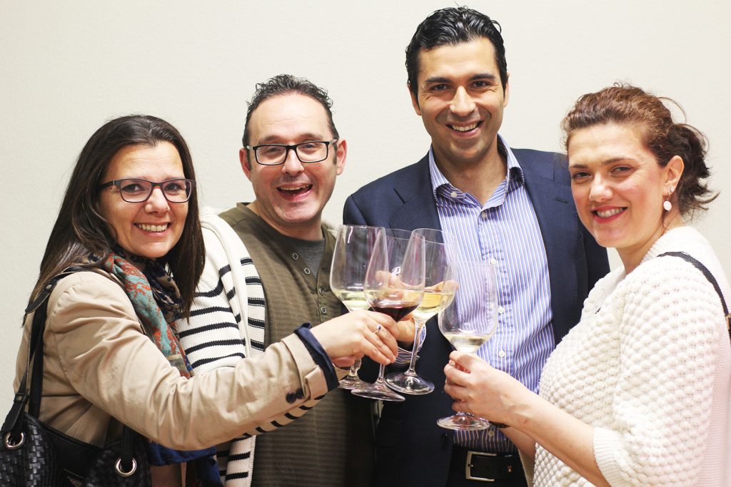 personas celebrando. evento en vigo de vino